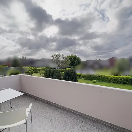 Ruhiges Juwel: Frisch Renoviert 100 Qm Apartment *